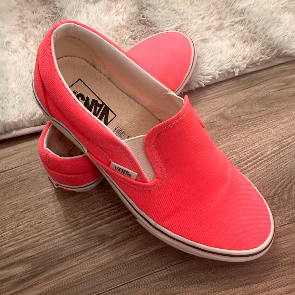 Vans classic slip on, neon pink, size 7.5 women’s 6.0 men’s